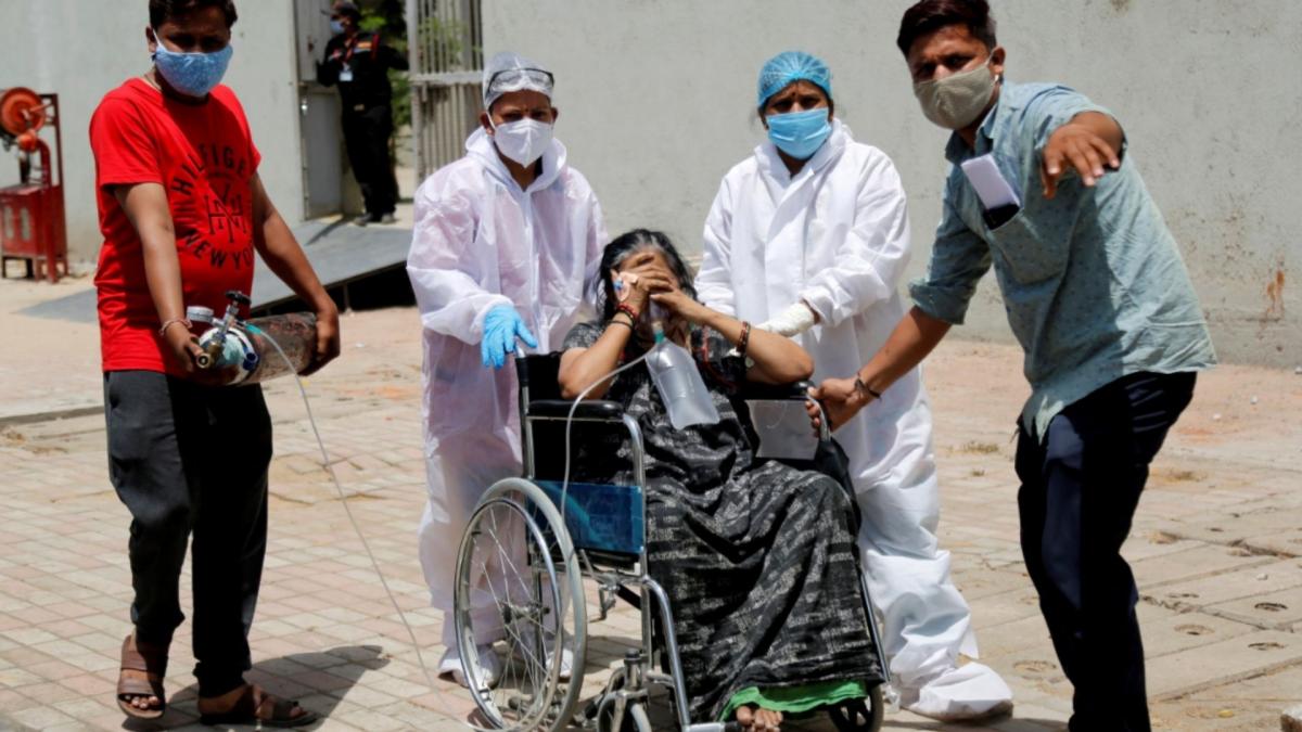 Health workers move a COVID-19 patient (File-PTI)