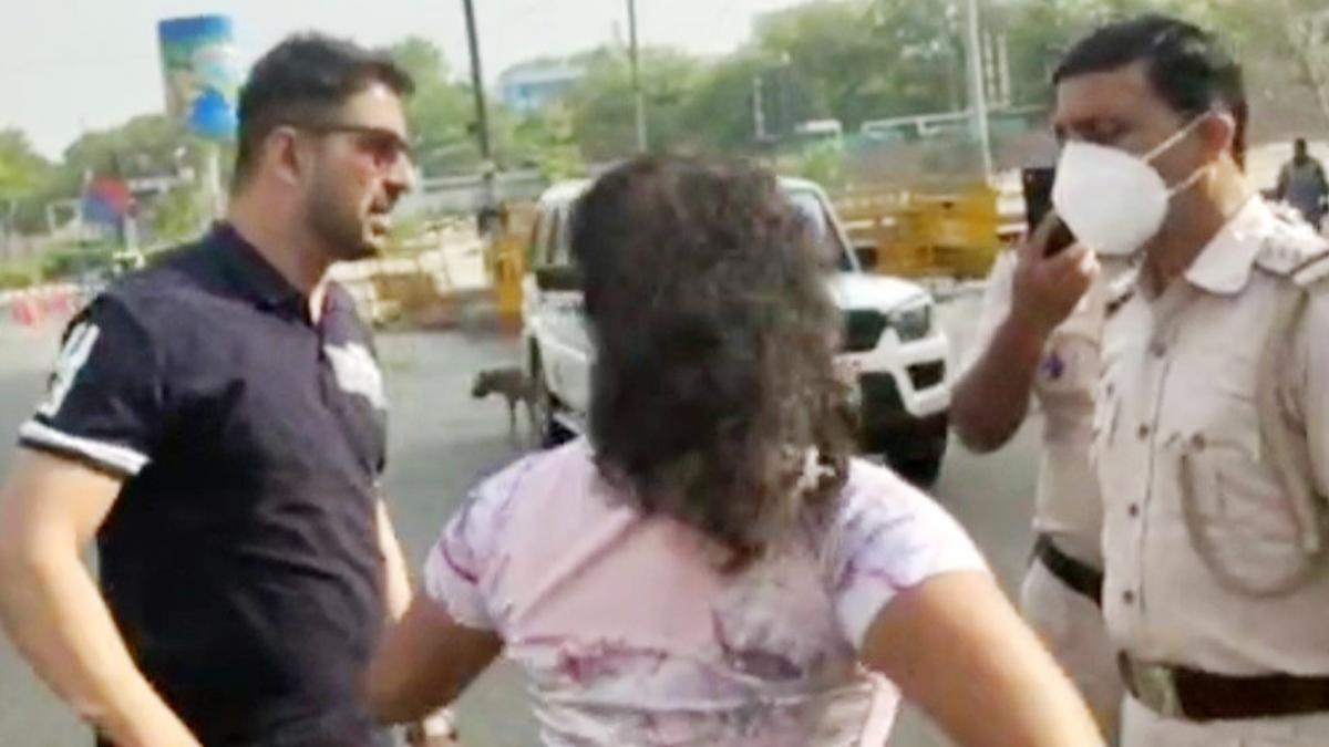 Couple misbehave with Delhi police