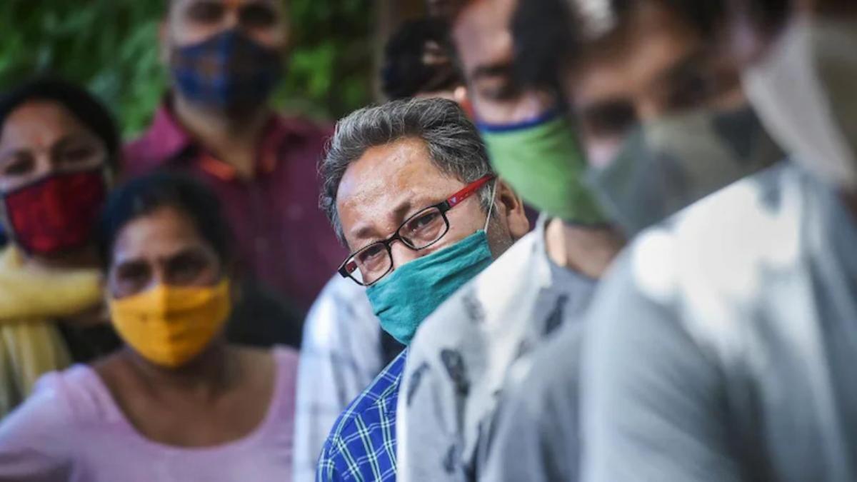 Pepole in queue for COVID-19 testing (Image: PTI file)