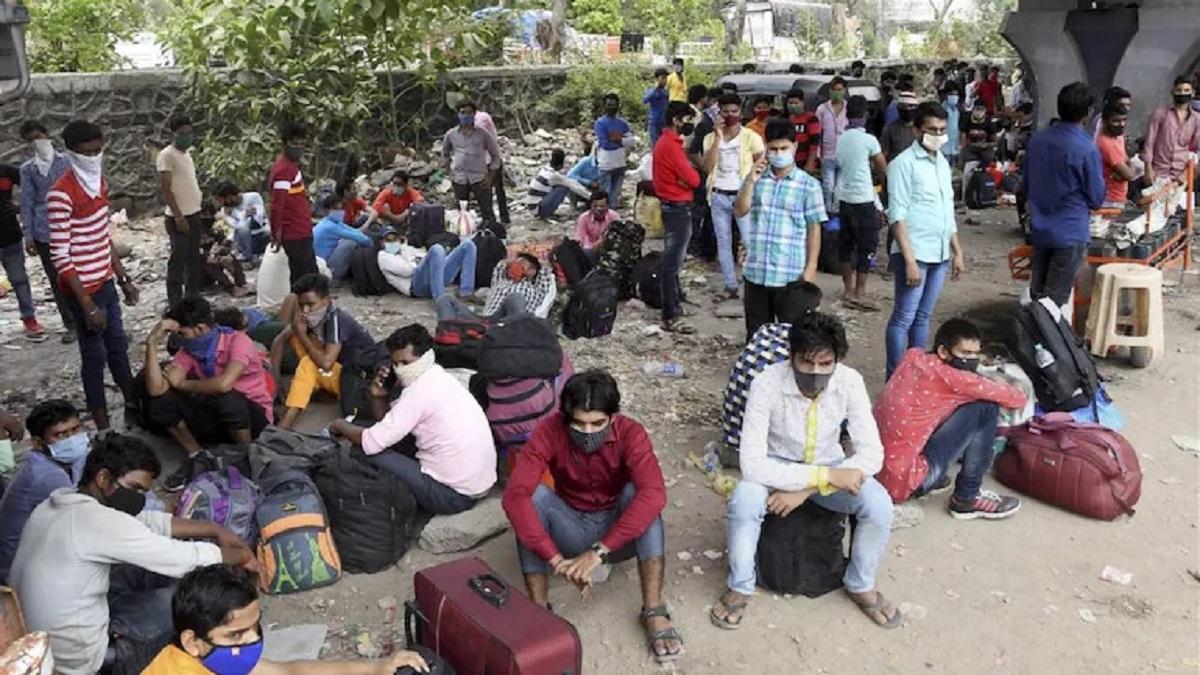Migrant workers in Thane wait for bus along Nashik Highway
