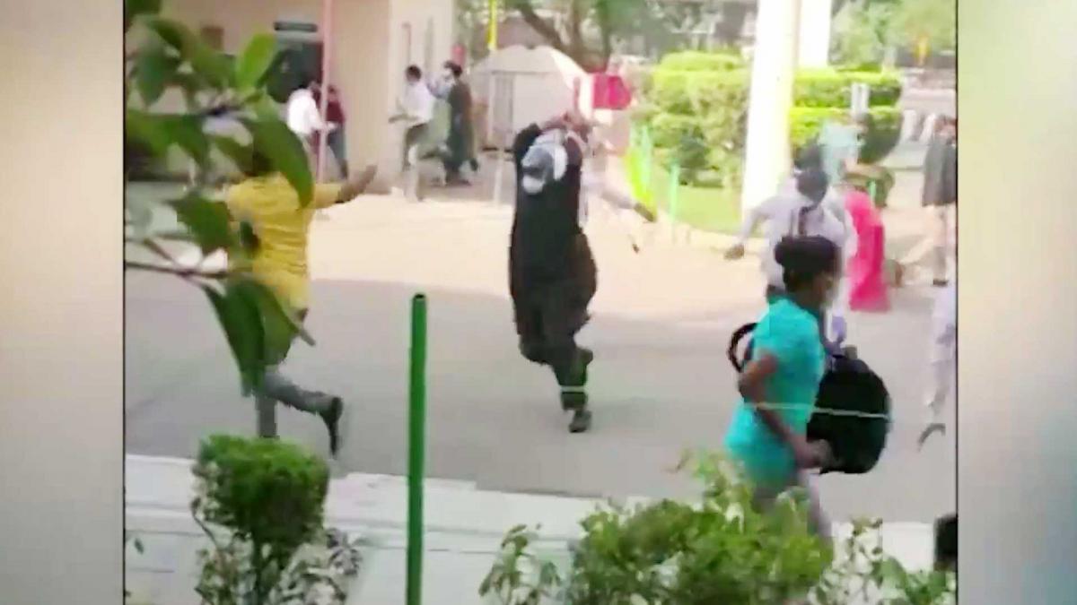 डॉक्टर्स और अस्पताल के कर्मचारियों के साथ मारपीट