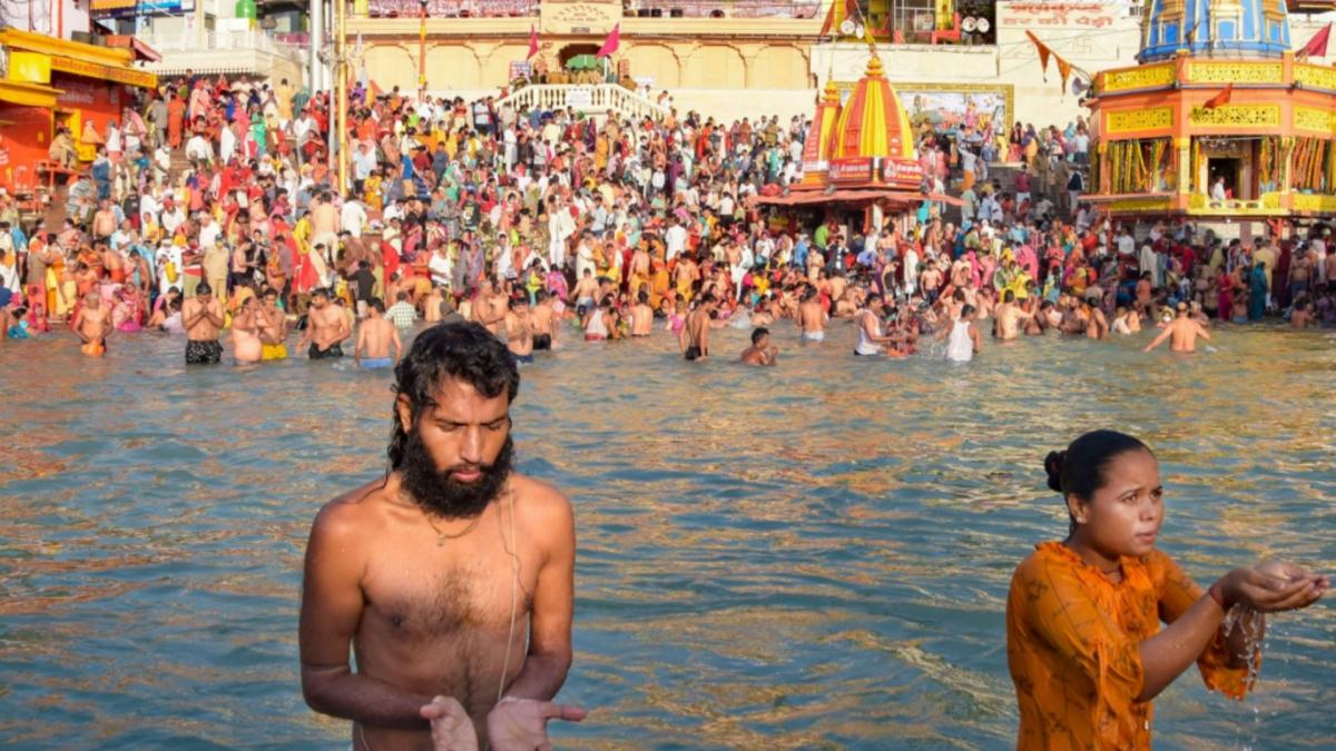 Devotees offer prayer at Haridwar (File-PTI)