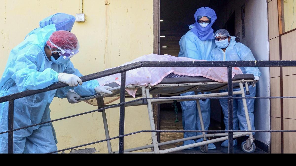 देश में बेकाबू होता जा रहा है कोरोना संक्रमण (फोटो़-PTI)