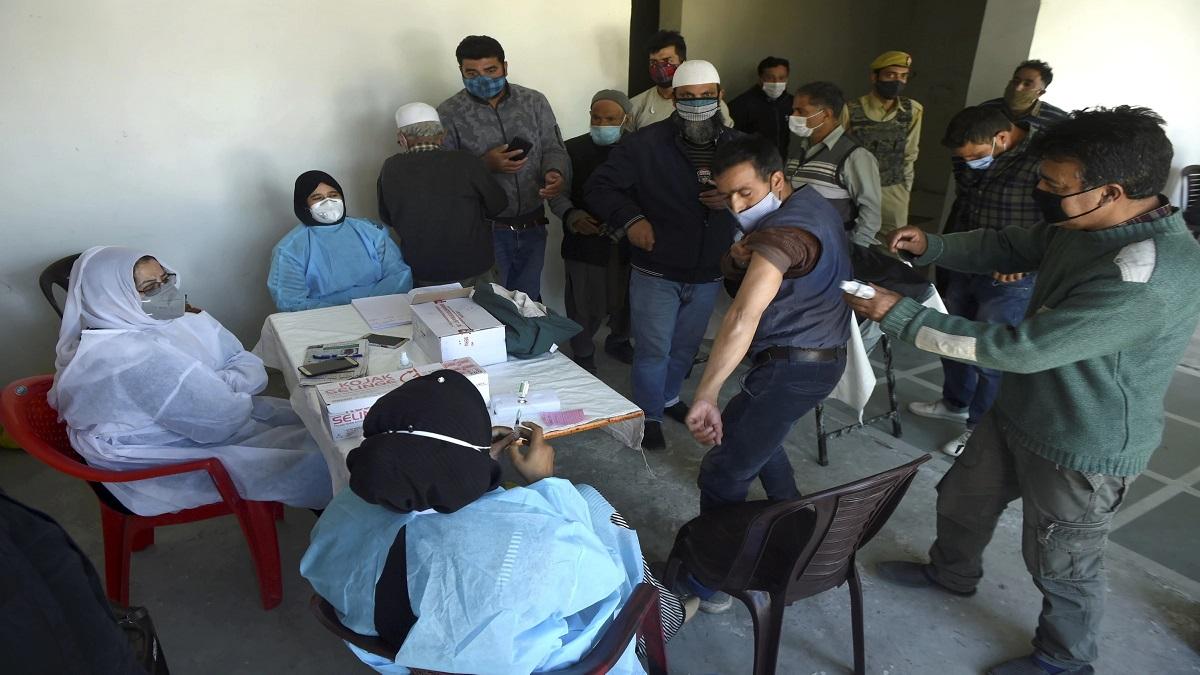जम्मू और कश्मीर में तेजी से बढ़ने लगे हैं कोरोना संक्रमण के केस (फोटो-PTI)