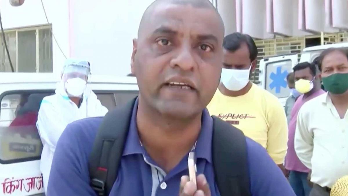 अस्पतालों से हताश हुआ युवक