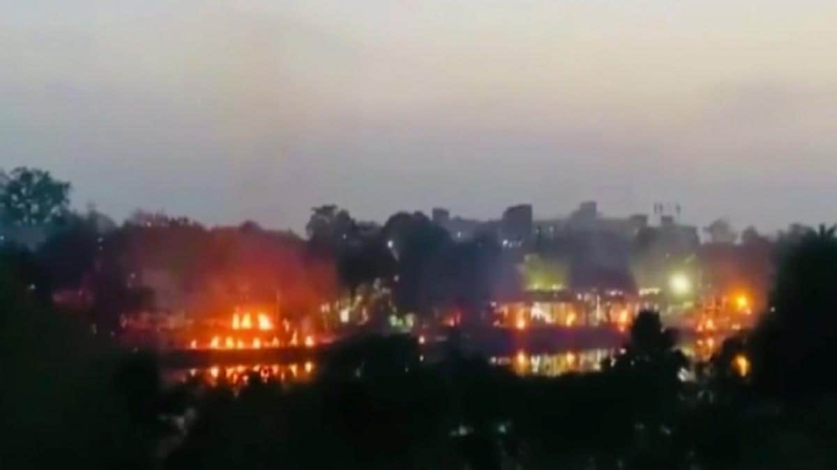 Corona: धूं-धूं कर जलती चिताएं, कब्रिस्तान में भी लाशों की भीड़! डराने वाली है Lucknow की तस्वीरें - Cremation ground and graveyards overburdened in Lucknow - Coronavirus AajTak