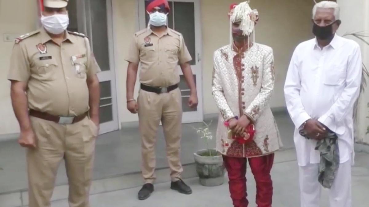 कहीं DM ऐक्शन में, कहीं दूल्हे को थाने लाई पुलिस! देखें कोरोना काल की शादियां 
