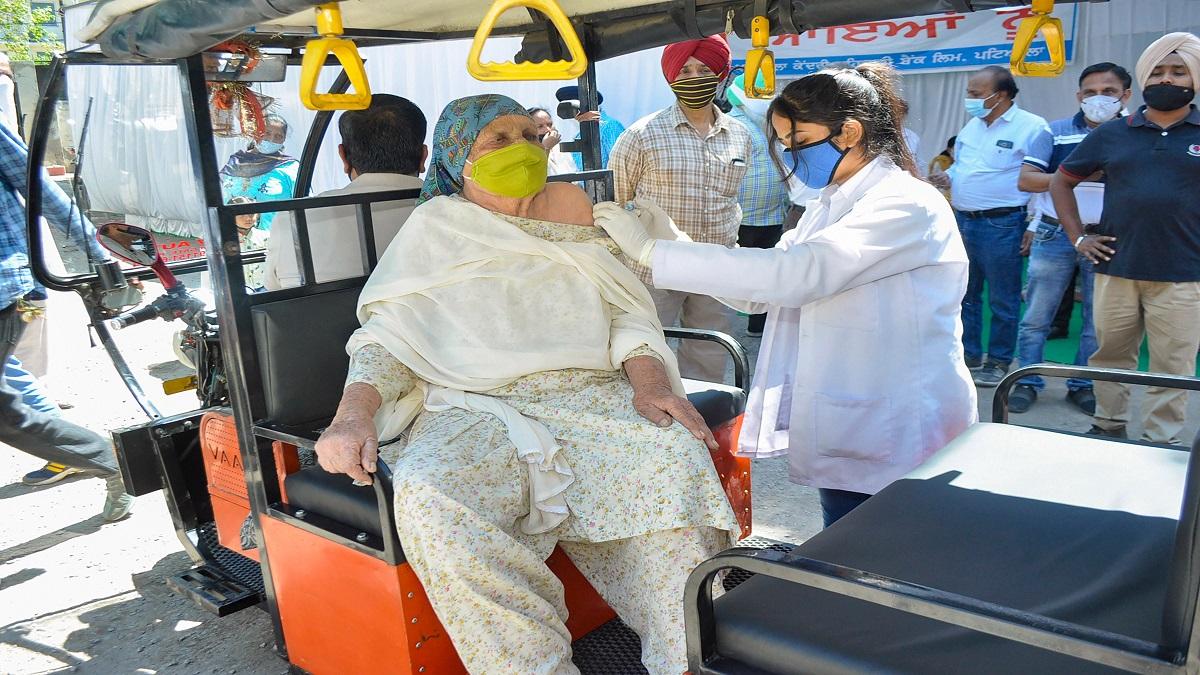 देश में बढ़ती जा रही है कोरोना संक्रमण की रफ्तार (फोटो-PTI)