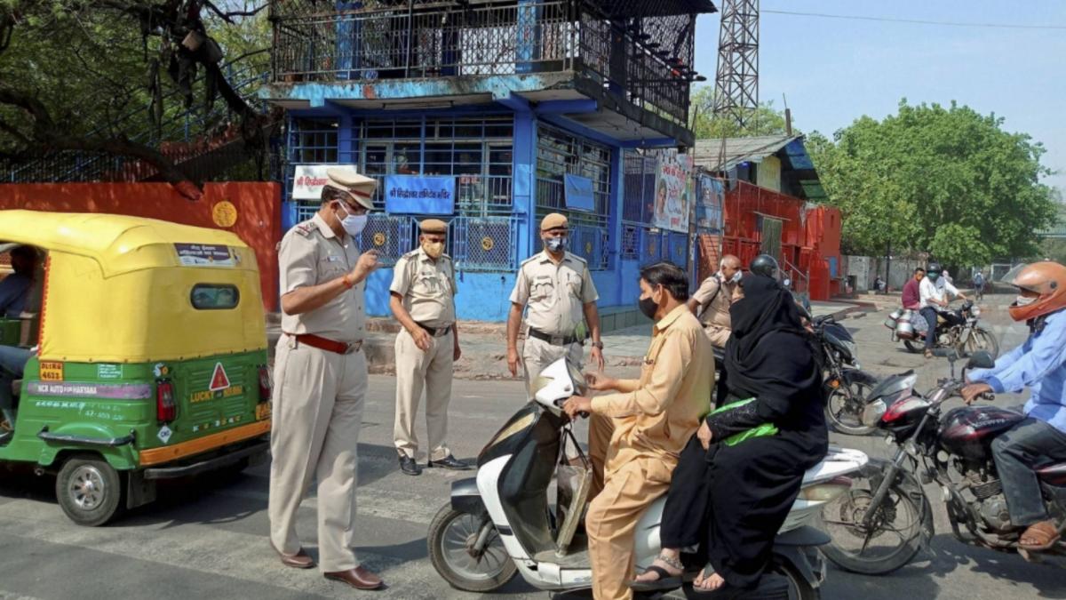 Police personnel check vehicle during weekend curfew in Delhi (File-PTI)