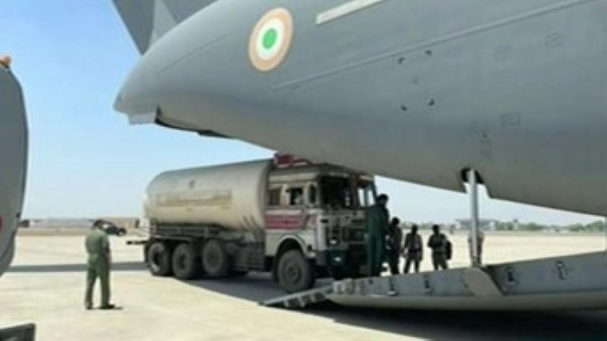 ग्रुप कैप्टन पटनायक ने PM को बताया Oxygen टैंकर एयरलिफ्ट करने का अनुभव, देखें 