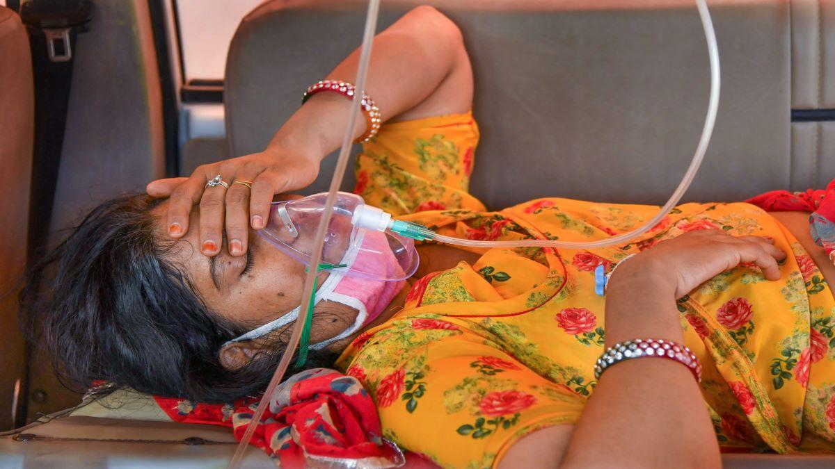 ऑक्सीजन पर केंद्र बनाम द‍िल्ली सरकार, कोर्ट के चक्कर में थम रहीं सांसें; कौन ज‍िम्मेदार?