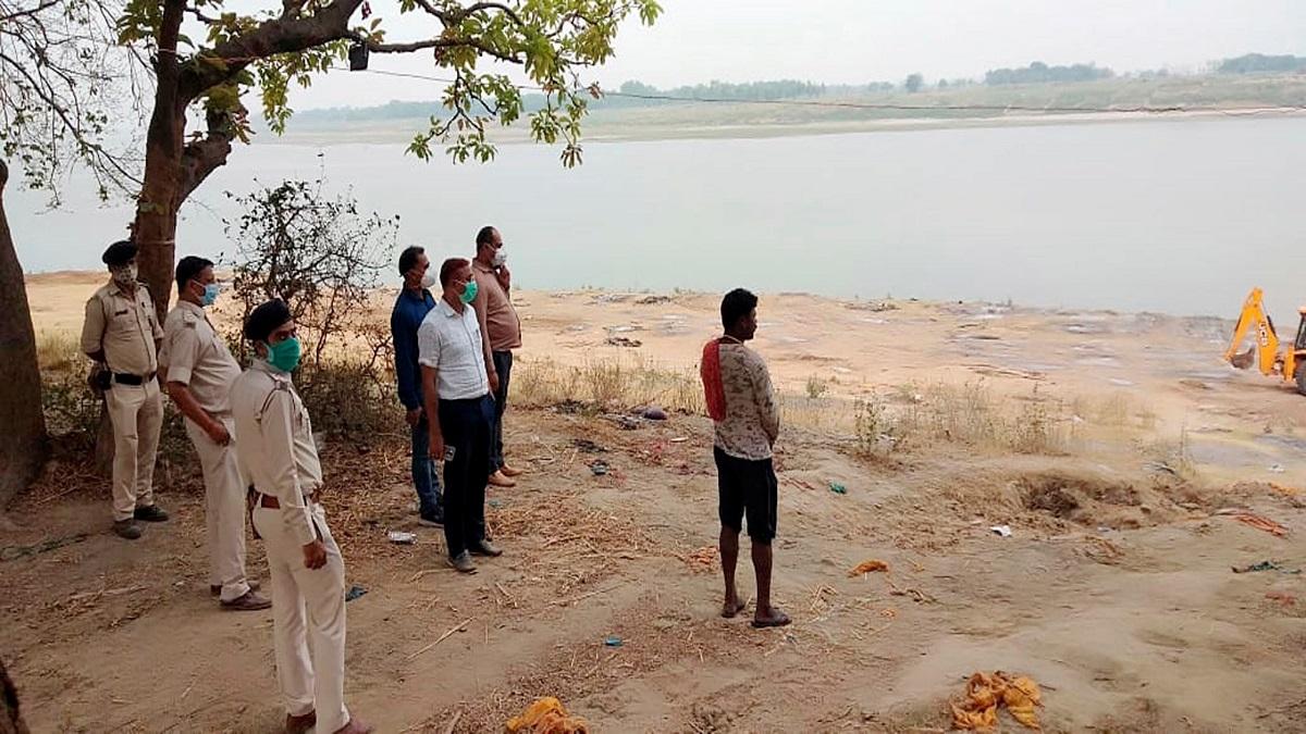 बक्सर में गंगाघाट पर तैरते मिले थे 50 से ज्यादा कोविड मृतकों के शव.