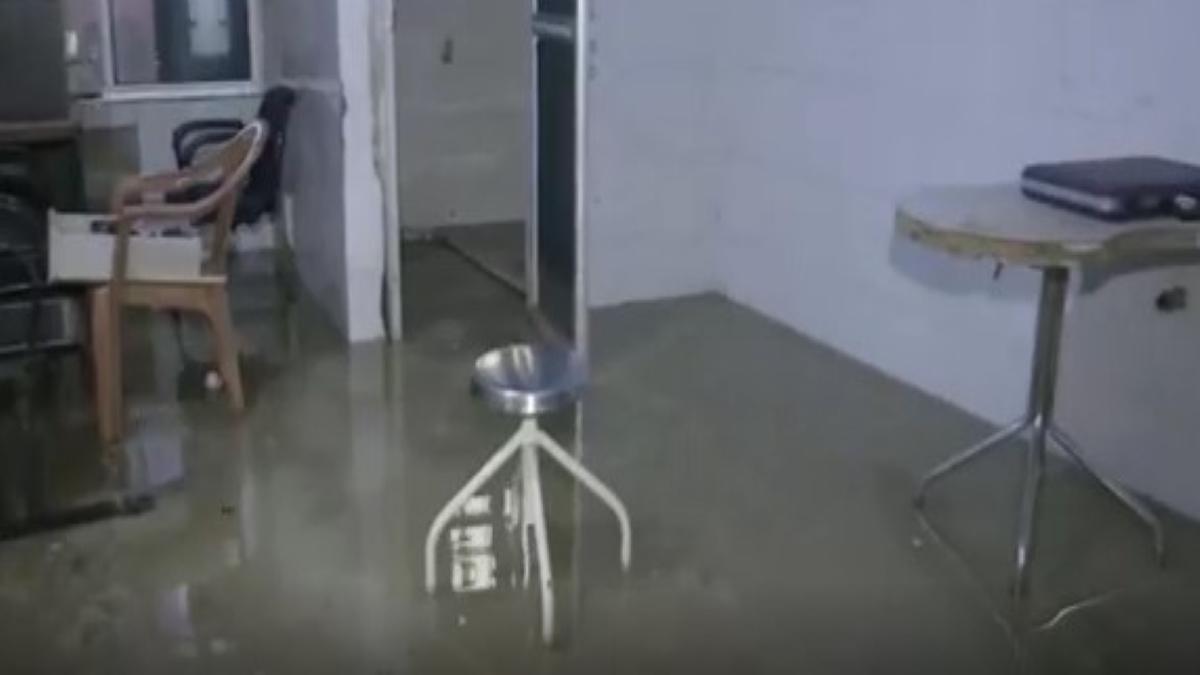 बिहार: बारिश में दरिया बना अस्पताल, तैरने लगी दवाएं, मरीज बेहाल