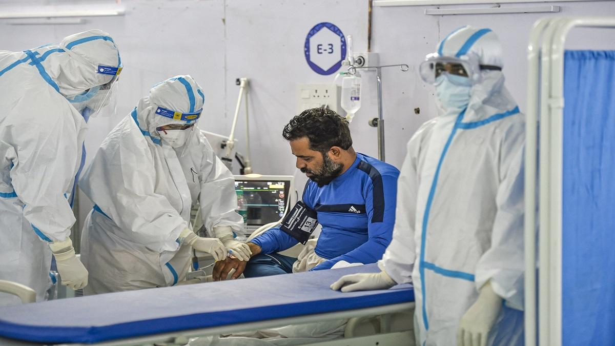 कोरोना की खतरनाक लहर से जूझ रहा है देश (फोटो-PTI)