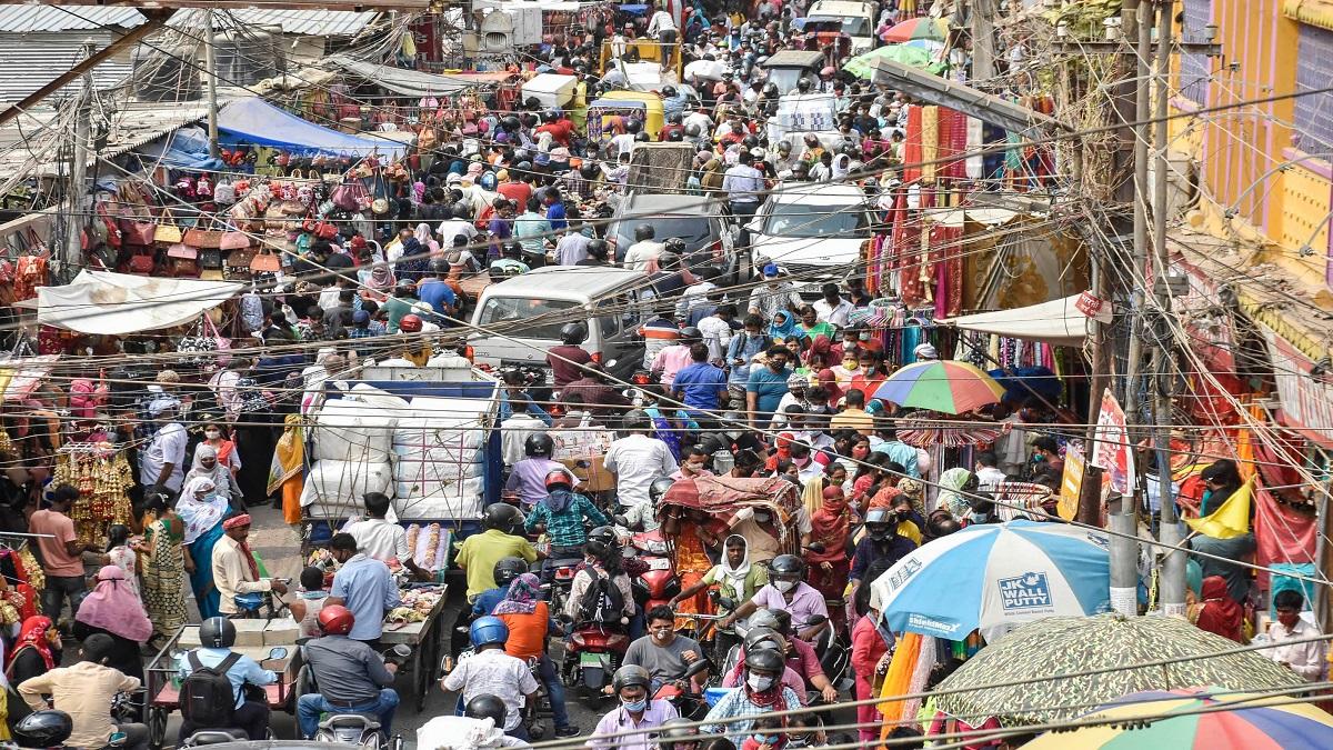 बिहार में सोशल डिस्टेंसिंग की उड़ रही हैं धज्जियां (फोटो-PTI)