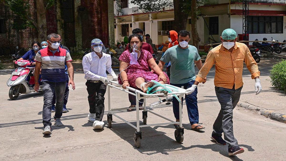 गहराता जा रहा है देश में कोरोना संकट.