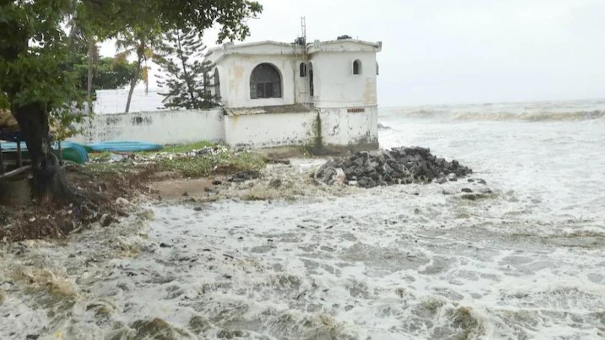 Clyone Tauktae high alert in Gujarat