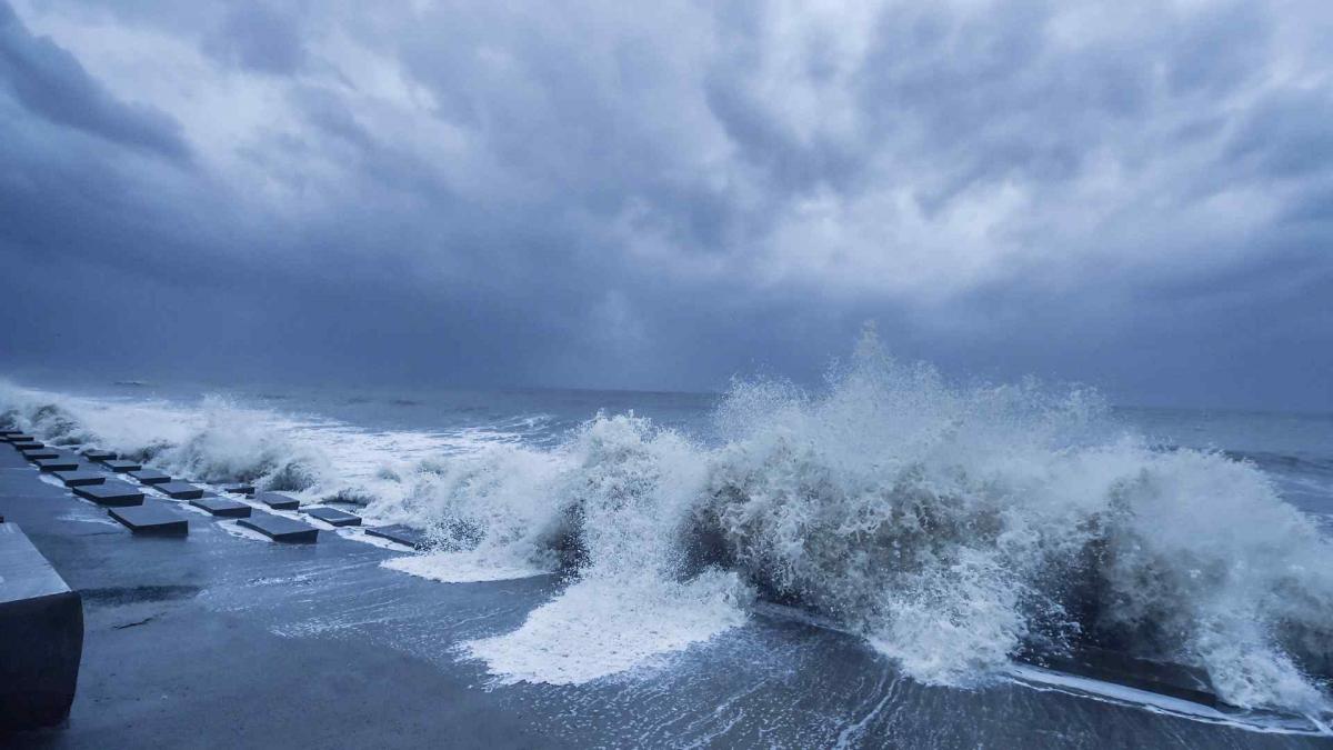 यास तूफान की आहट