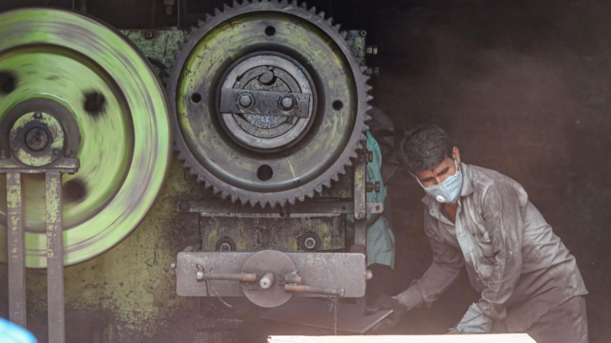 Labour working at a factory, Delhi Unlock (File-PTI)