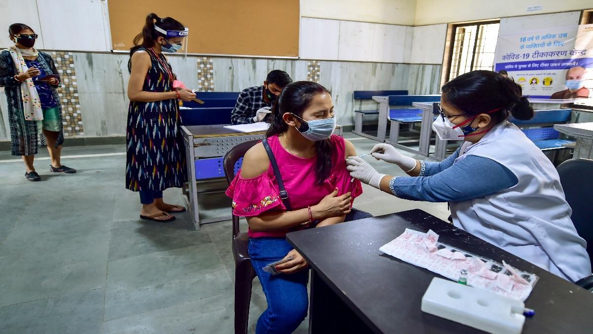 दिल्ली में सभी वयस्कों के वैक्सिनेशन की हुई शुरुआत