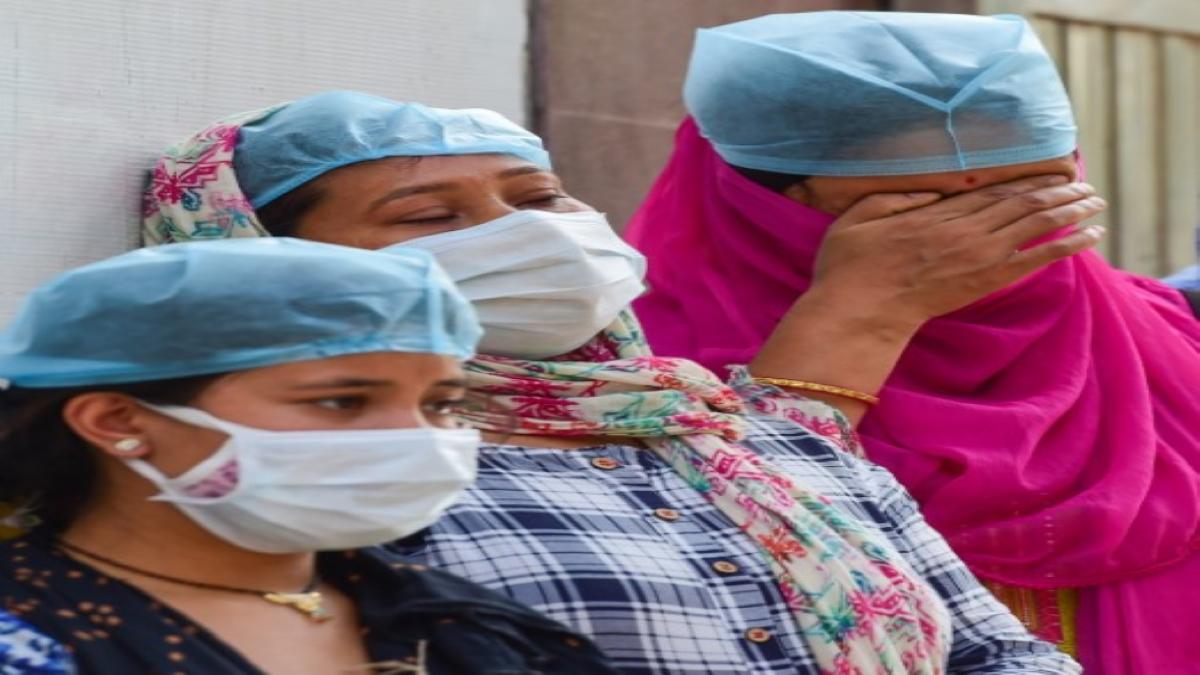 कोरोना: दो हफ्तों से दिल्ली में हाहाकार, डॉक्टर बोले लड़ने के लिए नहीं बचे हथियार