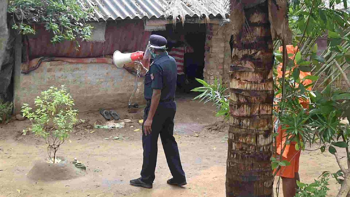 अनाउंसमेंट कराकर खाली कराए जा रहे गांव