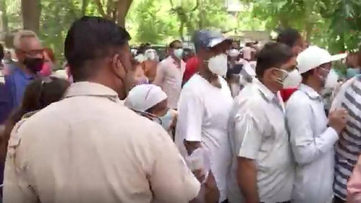 गाजियाबाद में वैक्सिनेशन सेंटर पर उमड़ी भारी भीड़.