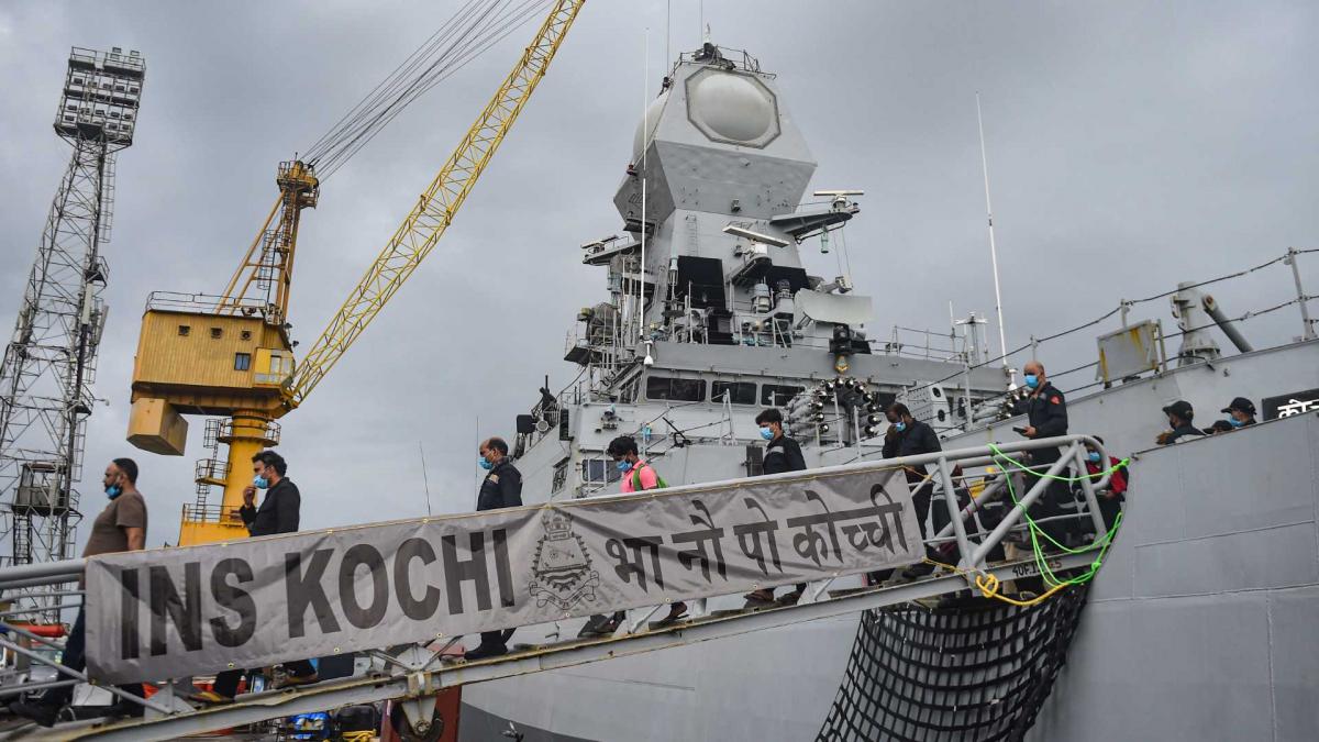 बार्ज पी-305 का कैप्टन लापता