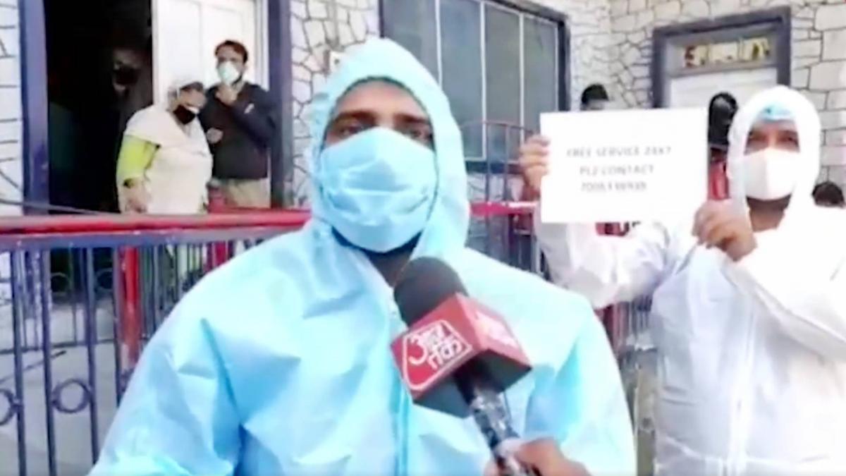 Corona मरीजों की तीमारदारी में जुटा ये शख्स