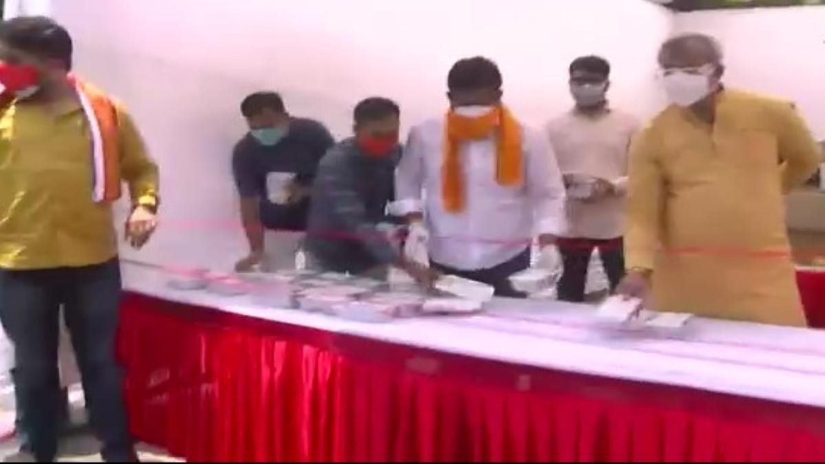 Lunch camp installed for corona patients' family outside Delhi hospital