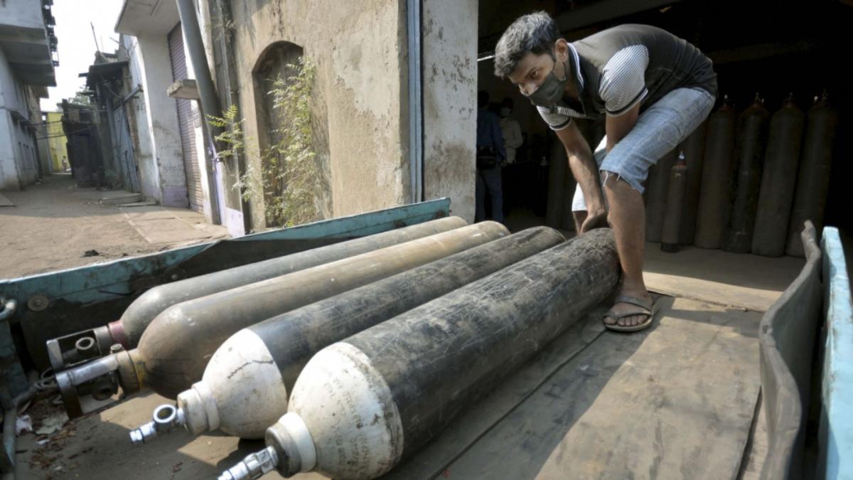 Workers loading oxygen cylinder (File-PTI)