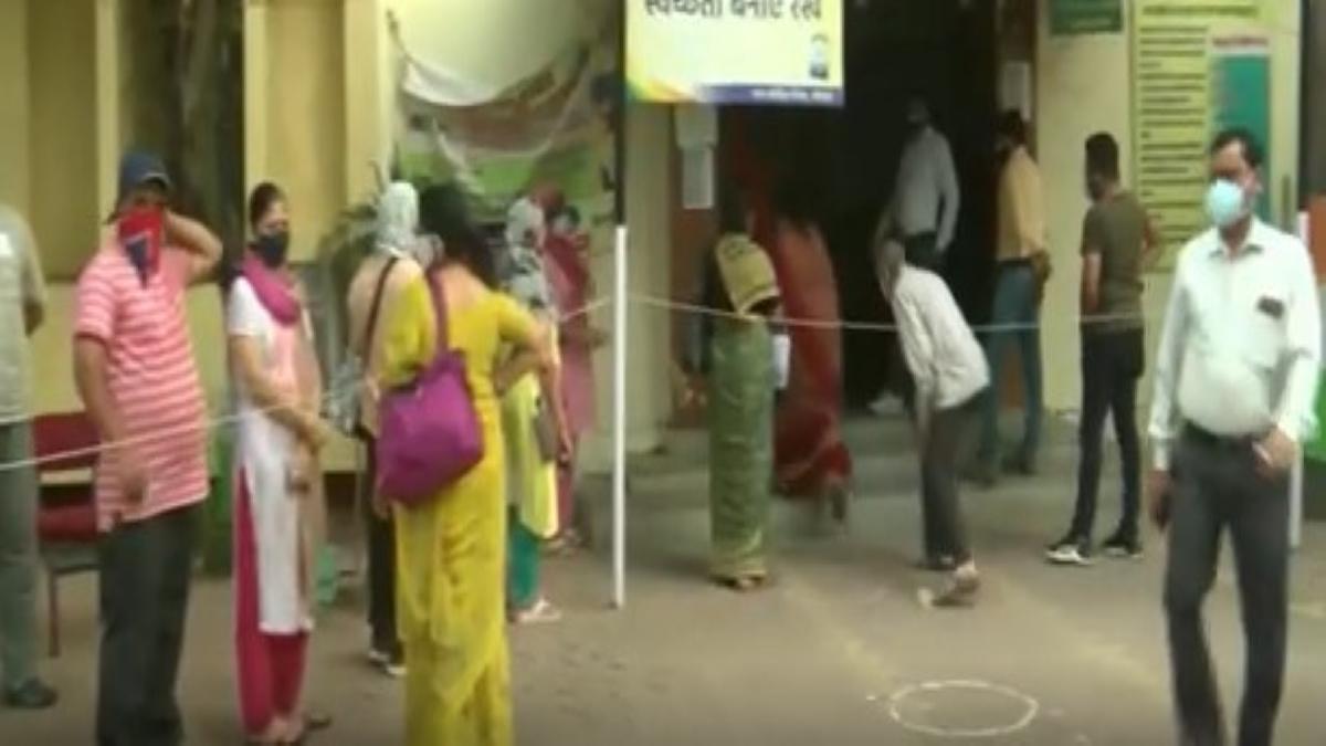 People flouting social distancing norm at vaccination centre in MP
