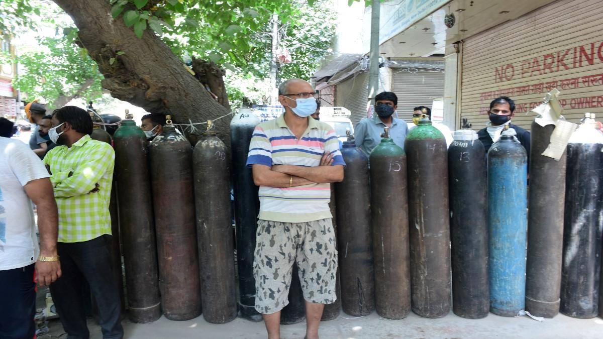 Oxygen संकट: SC के सामने केंद्र, Delhi सरकार पेश कर रहे अपने आंकड़े! 