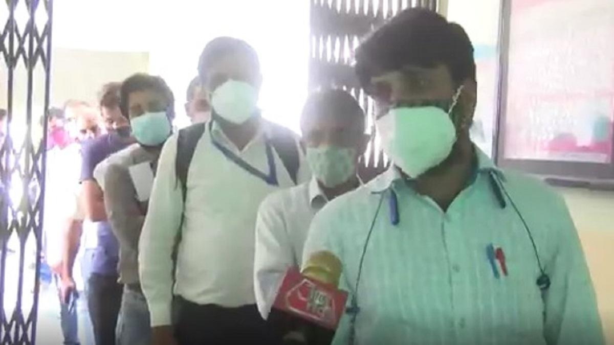 जयपुर के वैक्सिनेशन सेंटर पर भारी भीड़