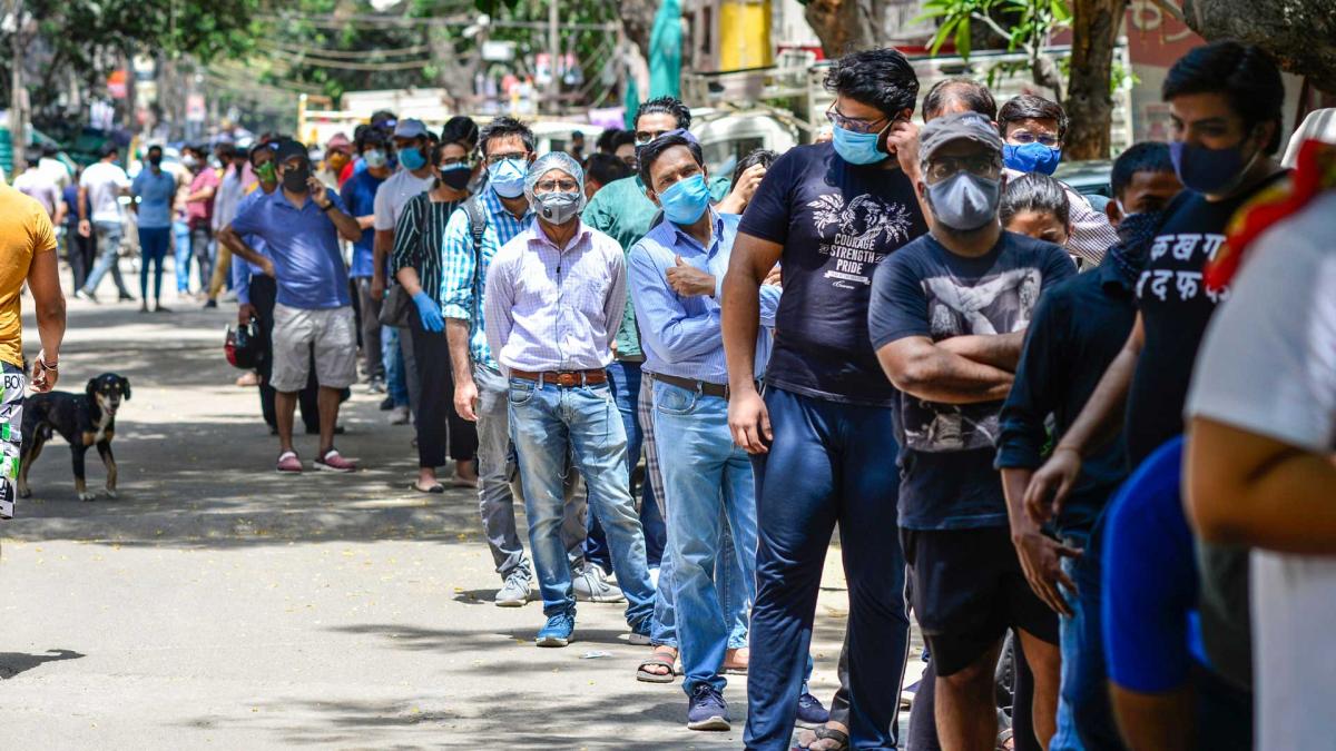 दिल्ली में वैक्सीनेशन सेंटर पर भारी भीड़