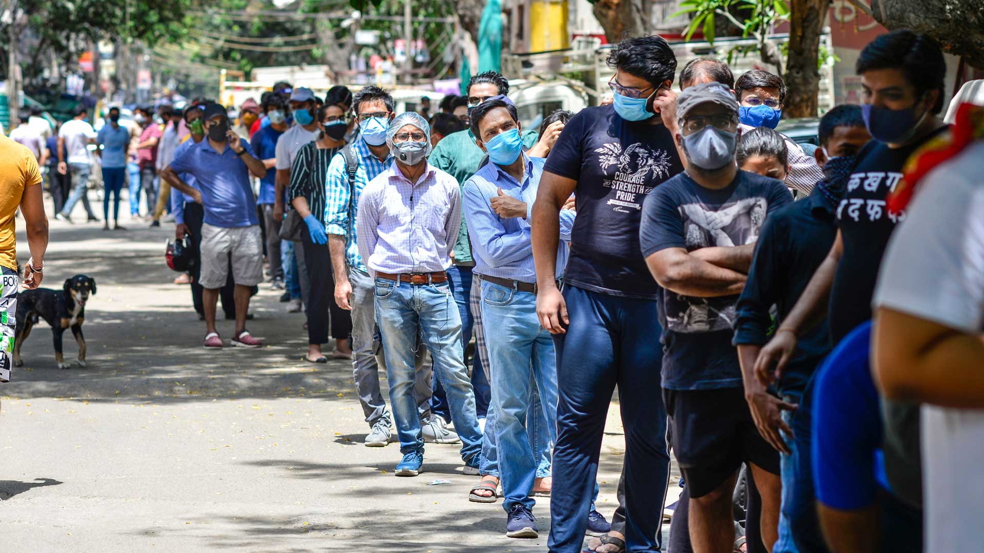 वैक्सीनेशन सेंटर पर लोगों की भारी (फाइल फोटो)