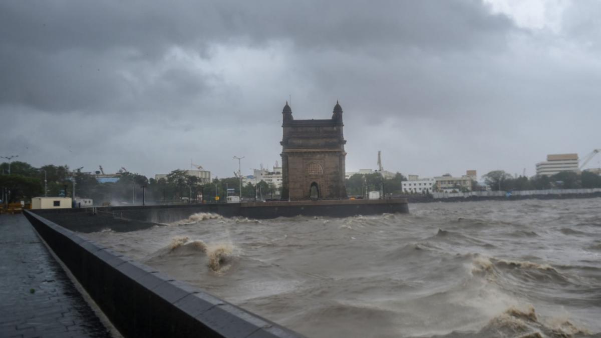 Strong Sea wave near Gateway of India (File-PTI)