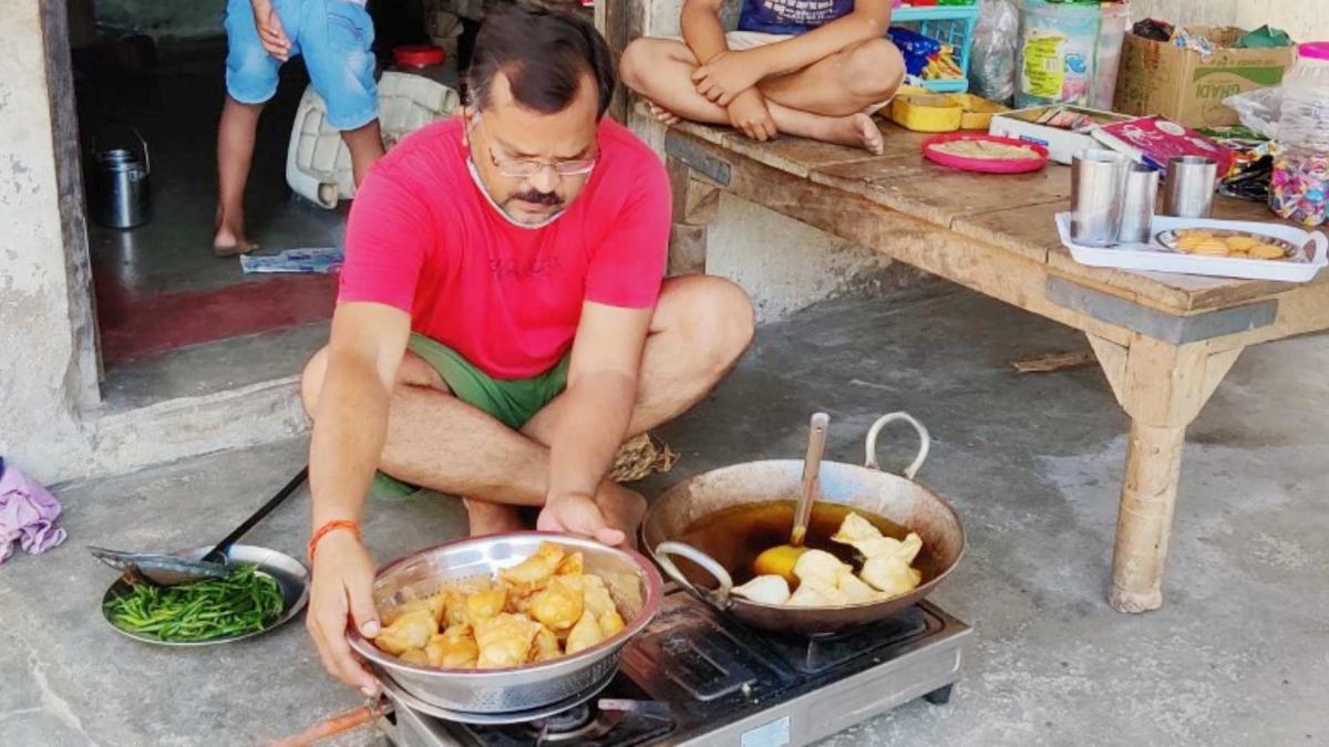 समोसा बनाकर बेचने को मजबूर स्पोर्ट कोच