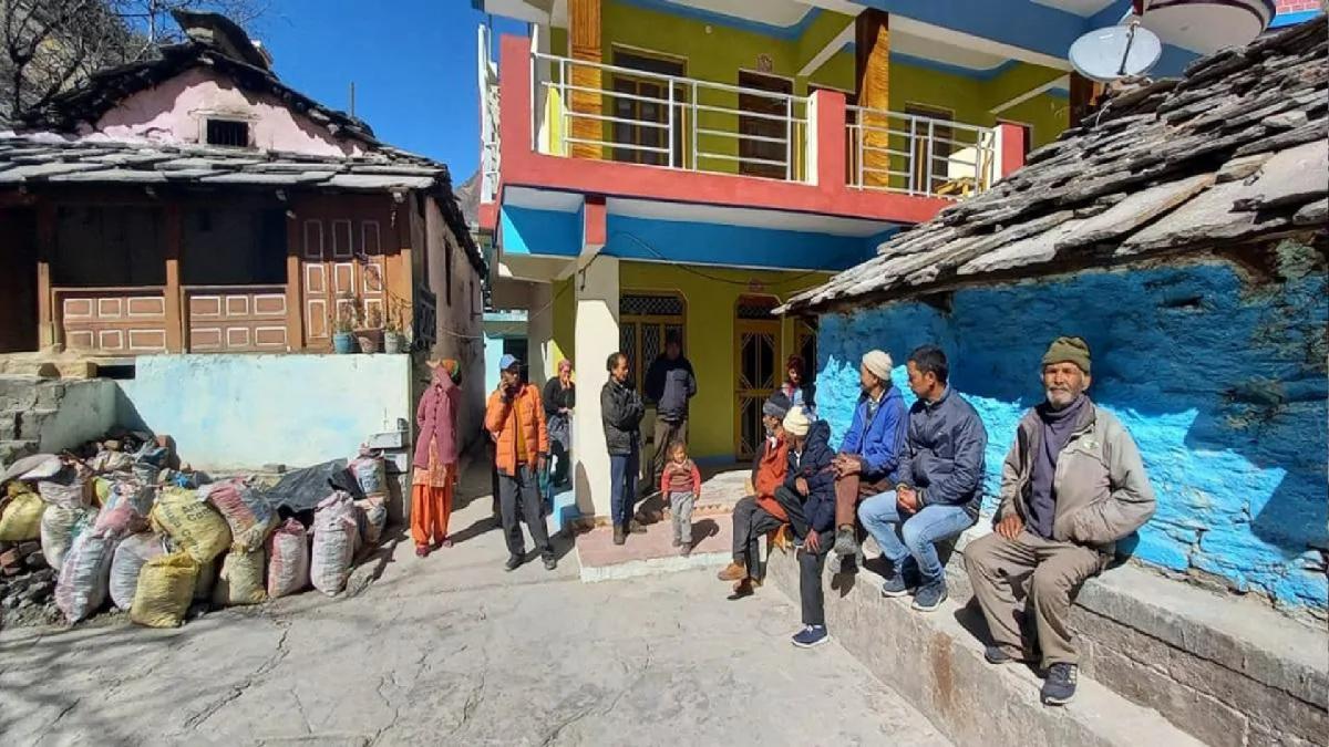 अपने गांव की मदद के लिए आगे आए हैं युवा