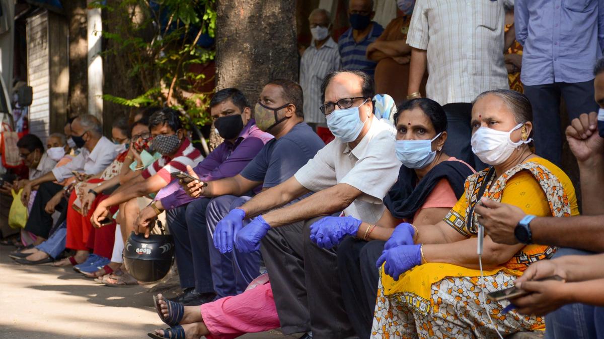 People struggle for vaccination