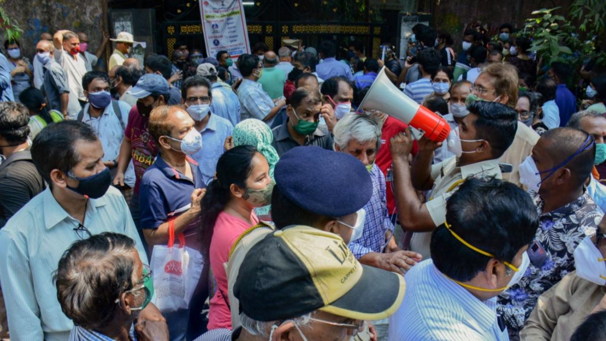 Crowd gathered to take COVID-19 vaccine dose (File-PTI)