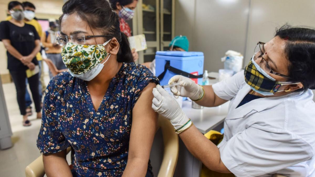 Health workers inoculated COVID-19 vaccine (File-PTI)