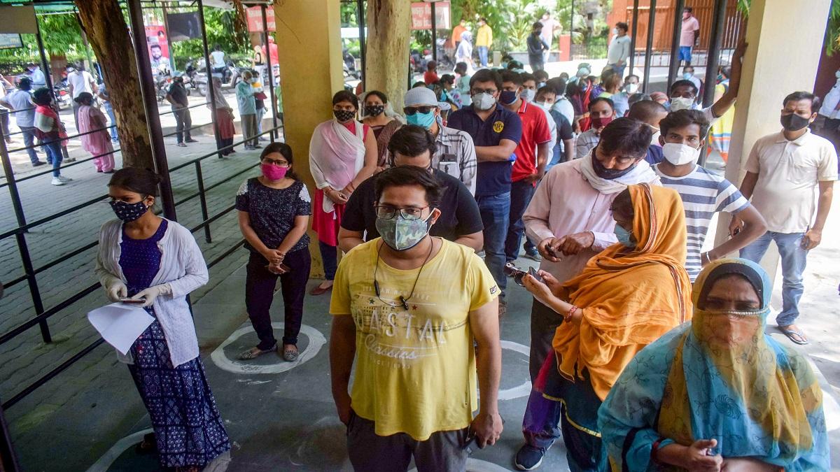 भारत में लगातार गहतारा जा रहा है कोरोना संकट (फोटो-PTI)