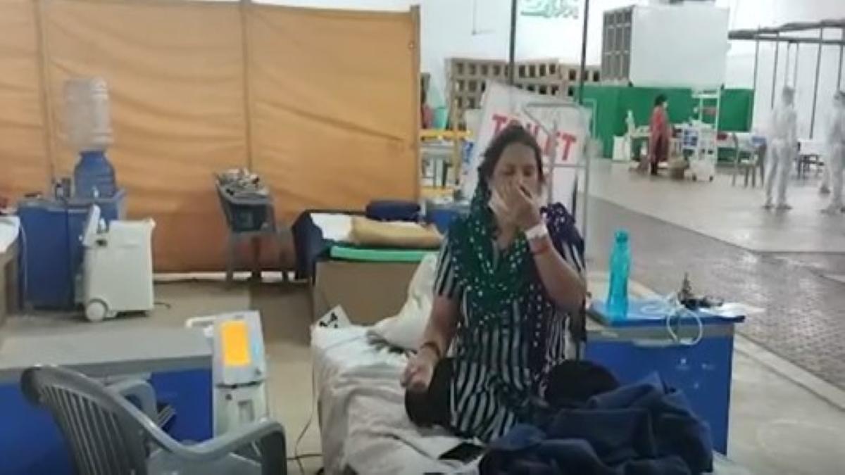 ITBP स्ट्रेस काउंसलर्स द्वारा सरदार पटेल कोविड सेंटर में योग कर रहे रोगी