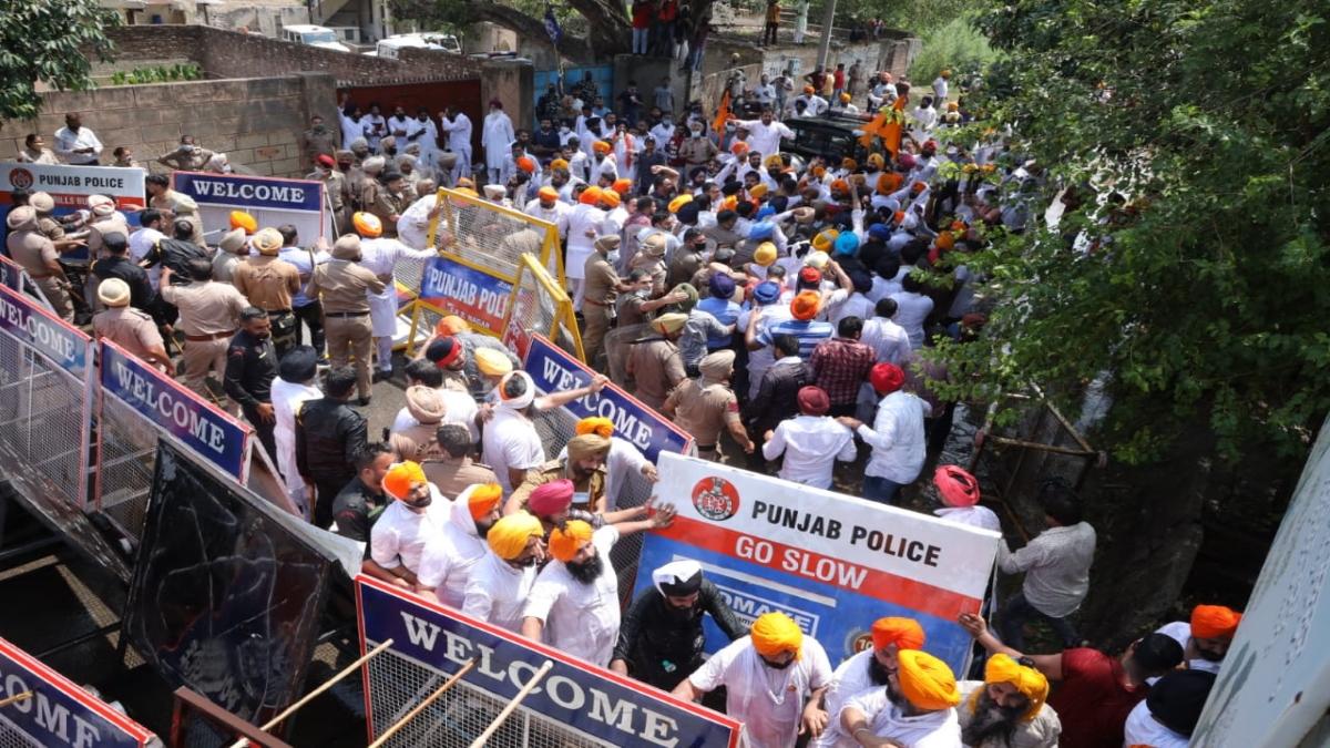 Akali Dal protests outside of Captain Amarinder Singh's house in Mohali 