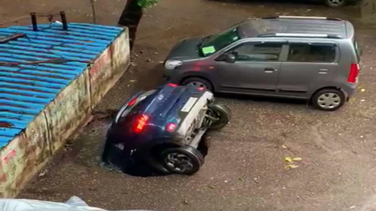 ground swallowed a car in 26 seconds