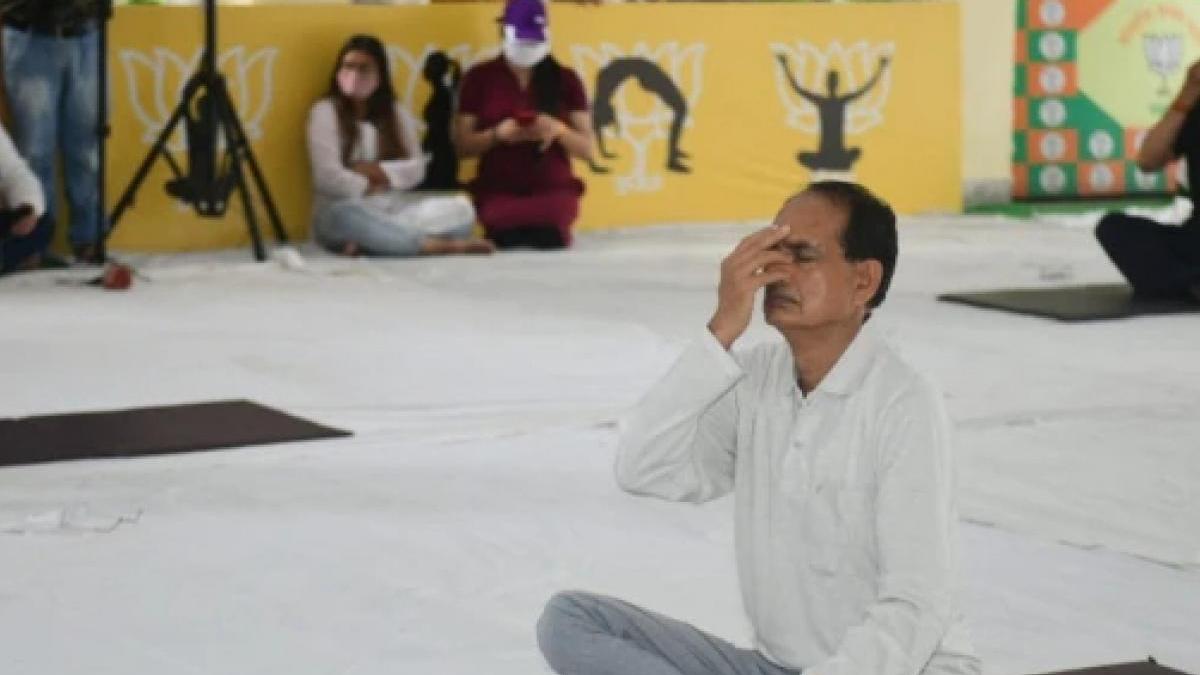cm shivraj singh chouhan did yoga