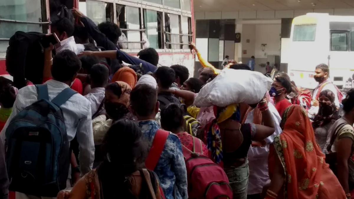 लॉकडाउन खुलते ही कोरोना की तीसरी लहर को दावत देने लगे लोग