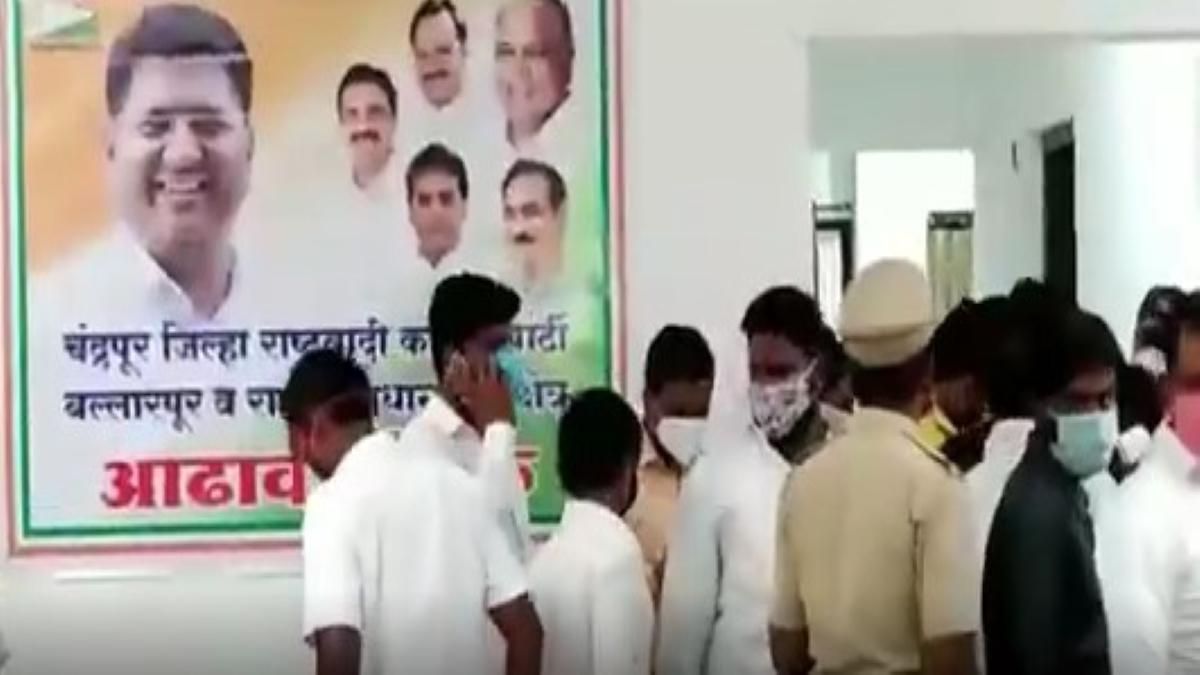 घटते कोरोना संक्रमण के बीच बढ़ी लापरवाही, महाराष्ट्र के मंत्री ने इक्कठा की भीड़