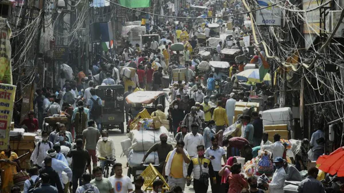 कोरोना घटते ही बेफिक्र हुए लोग